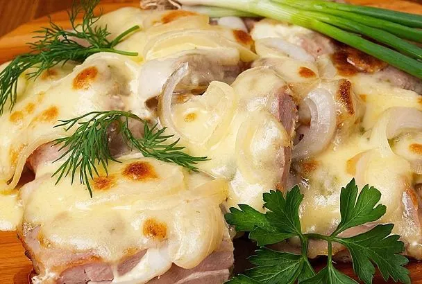 Сочное и вкусное мясо по-французски, которое тает во рту. Всегда готовлю без майонеза, нежным его делает соус бешамель