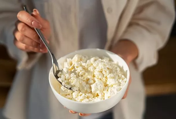 Когда творог опасен для детей: сколько его можно давать ребенку