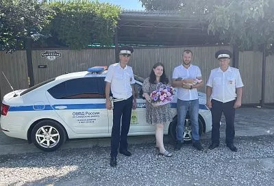 В больницу - с ветерком: на Кубани полицейские экстренно доставили женщину в роддом