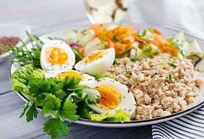 Идеальное сочетание: диетолог рассказала, как уменьшить негативное влияние на здоровье быстрых углеводов, не ограничивая себя в еде