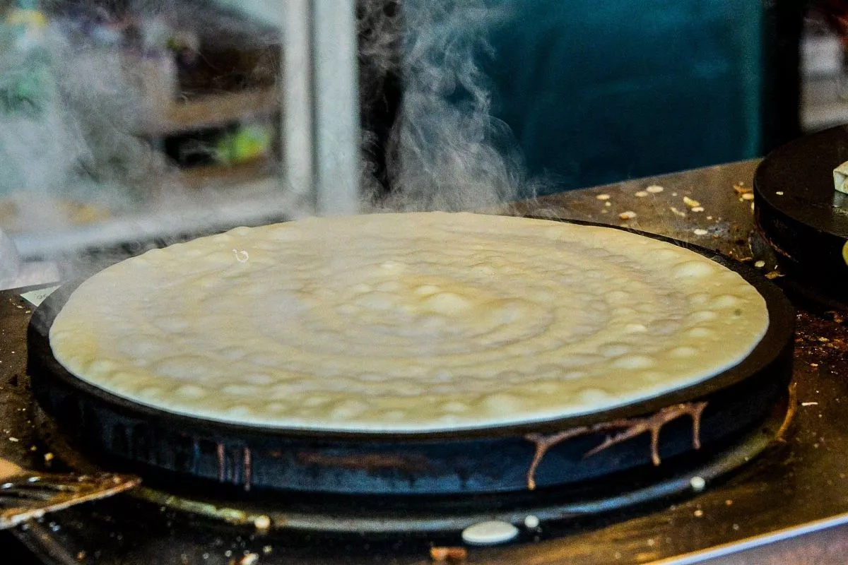 Чтобы блины не пригорали, добавляю в тесто топленое сливочное масло.