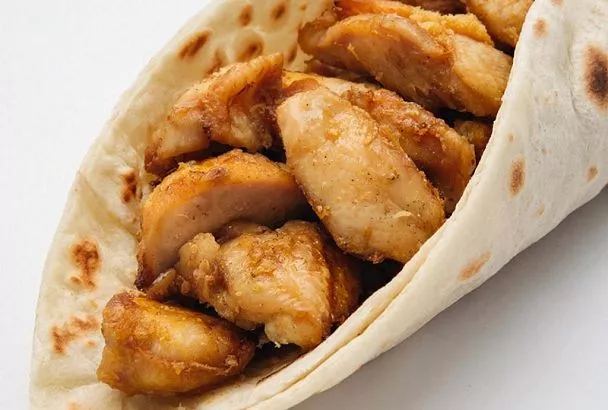 Лаваш, начиненный курицей, отправляется в духовку — и ужин готов! Аппетитные «лодочки» из лаваша с пряным соусом, запеченные в духовке