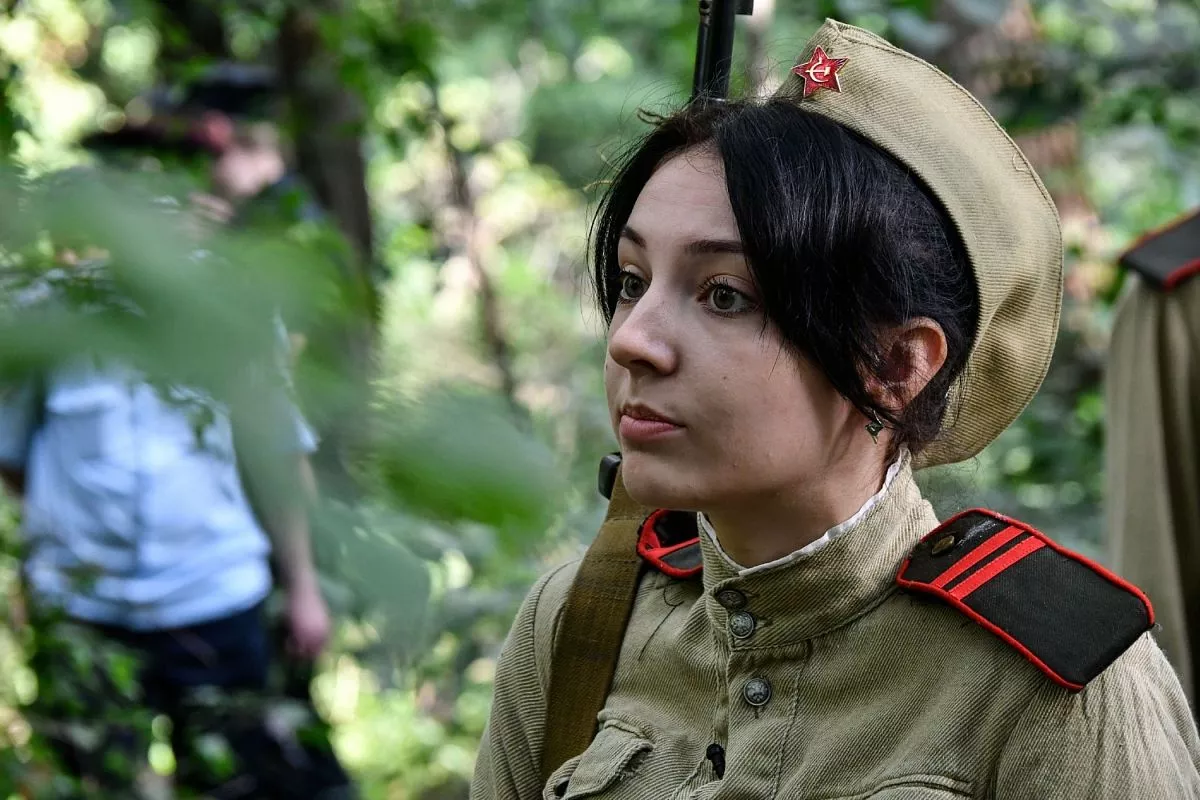 По легенде квеста отряду нужно обезвредить заместителя командира 727-й группы тайной полевой полиции Курта Крихбаума, заброшенного в тыл.