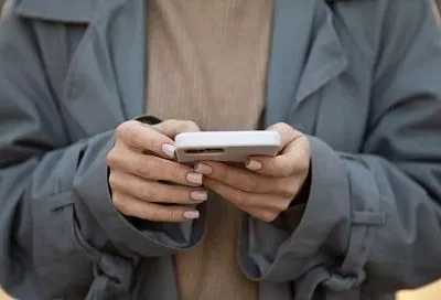 ИИ начнет заменять работников в России, рубль стал самой крепкой валютой в 2025 году: главные новости к утру 26 декабря