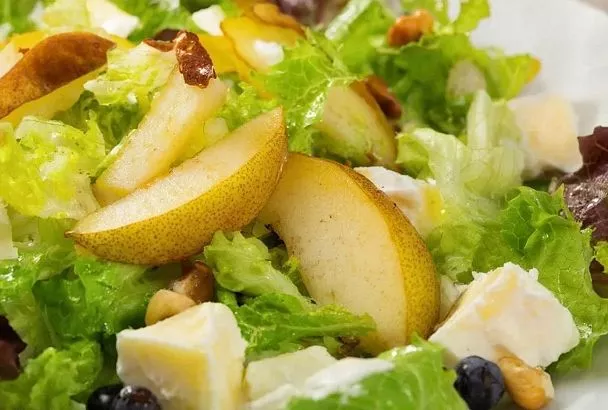 Салат «Новогодняя лёгкость» с грушей и сыром: изысканный ужин после праздников, но без тяжести