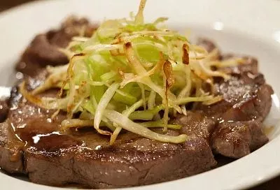 Говядина с сельдереем по-китайски: обжарил овощи соломкой — и яркое блюдо с контрастным по вкусу топпингом