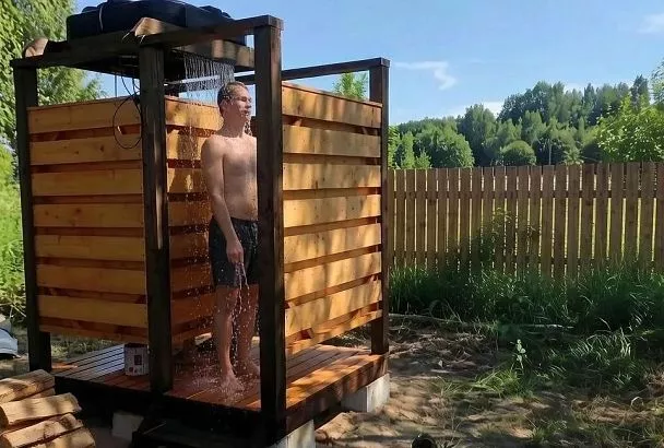 Делаем летний душ на дровах — горячая вода поднимается сама, без насоса