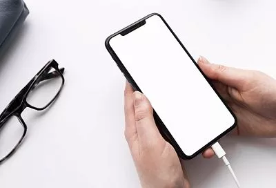 iPhone перестали включаться после полной разрядки — помогает только беспроводная зарядка