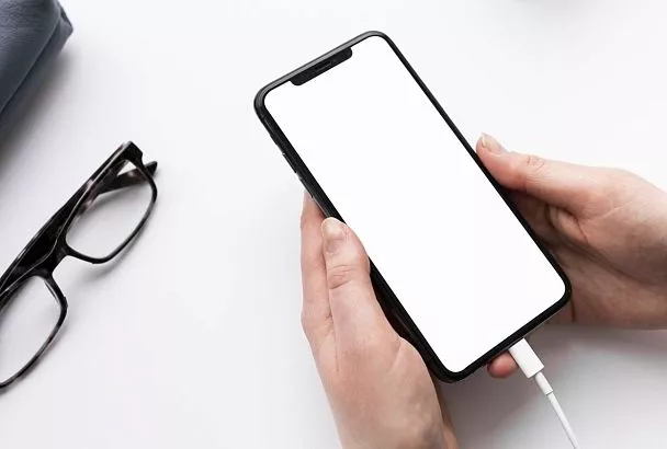 iPhone перестали включаться после полной разрядки — помогает только беспроводная зарядка