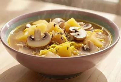 Суп из шампиньонов с картофелем и вермишелью: семейный обед за полчаса