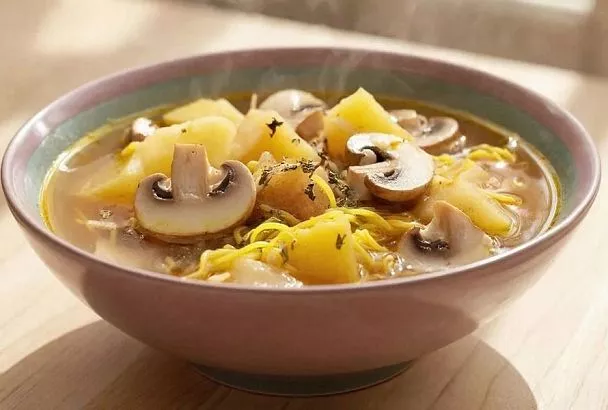 Суп из шампиньонов с картофелем и вермишелью: семейный обед за полчаса