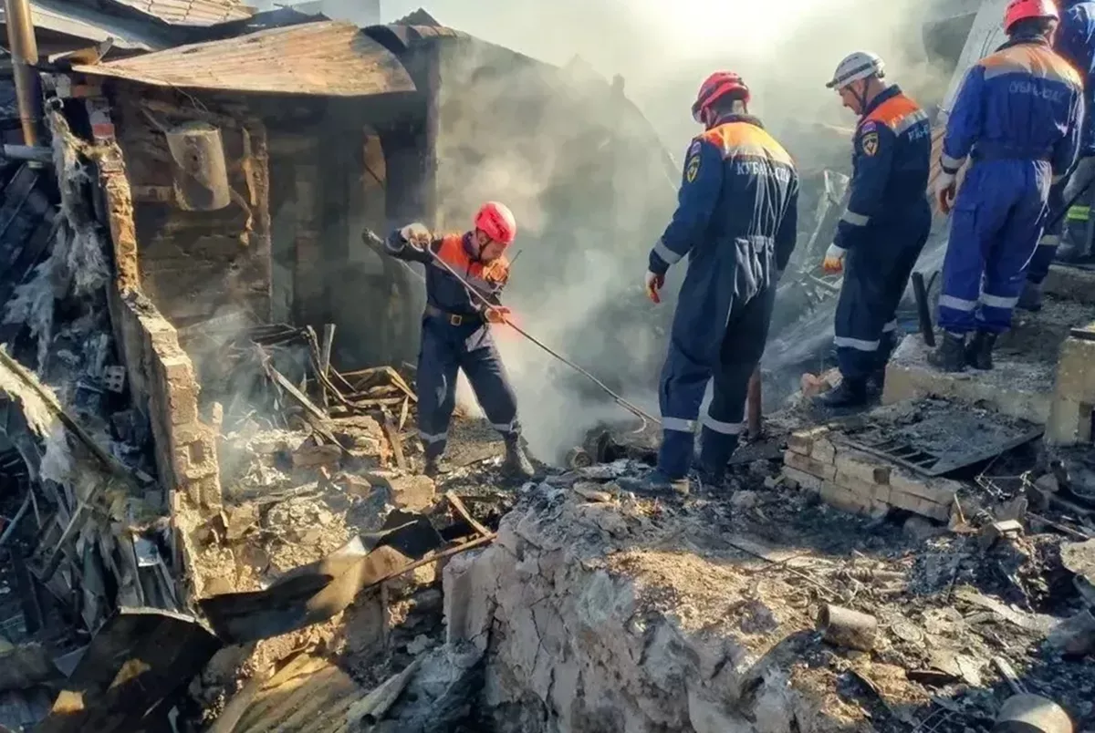Оперштаб показал работу спасателей на месте падения БПЛА по одному из адресов в Туапсе