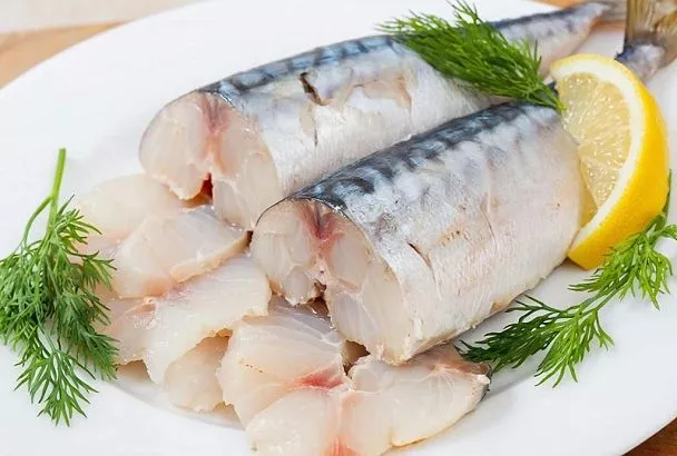 Скумбрию мариную в молоке. Пока не попробовала – не верила, что это вкусно. Делюсь рецептом, который, возможно, удивит и вас