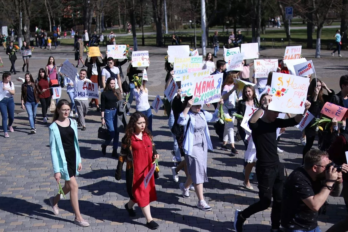 Ребята подарили тысячу тюльпанов, прокричали более 20 различных кричалок и сделали счастливее самых главных героинь  8 Марта