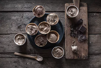 Домашнее шоколадное мороженое в вафельных стаканчиках