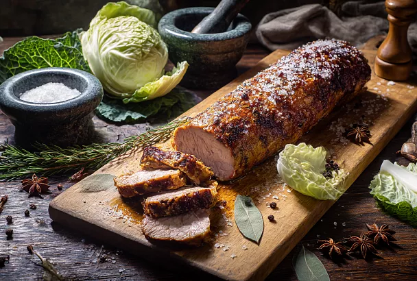 Заворачиваю свинину в пекинскую капусту и запекаю в соленом саркофаге — мясо тает во рту!