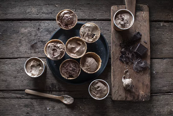 Домашнее шоколадное мороженое в вафельных стаканчиках