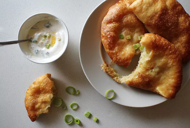 Ленивые пирожки с луком и яйцом за 25 минут