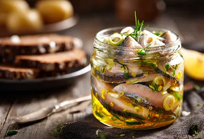 Маринованная селёдка по-фински – жирные кусочки тают во рту, а лук хрустит!