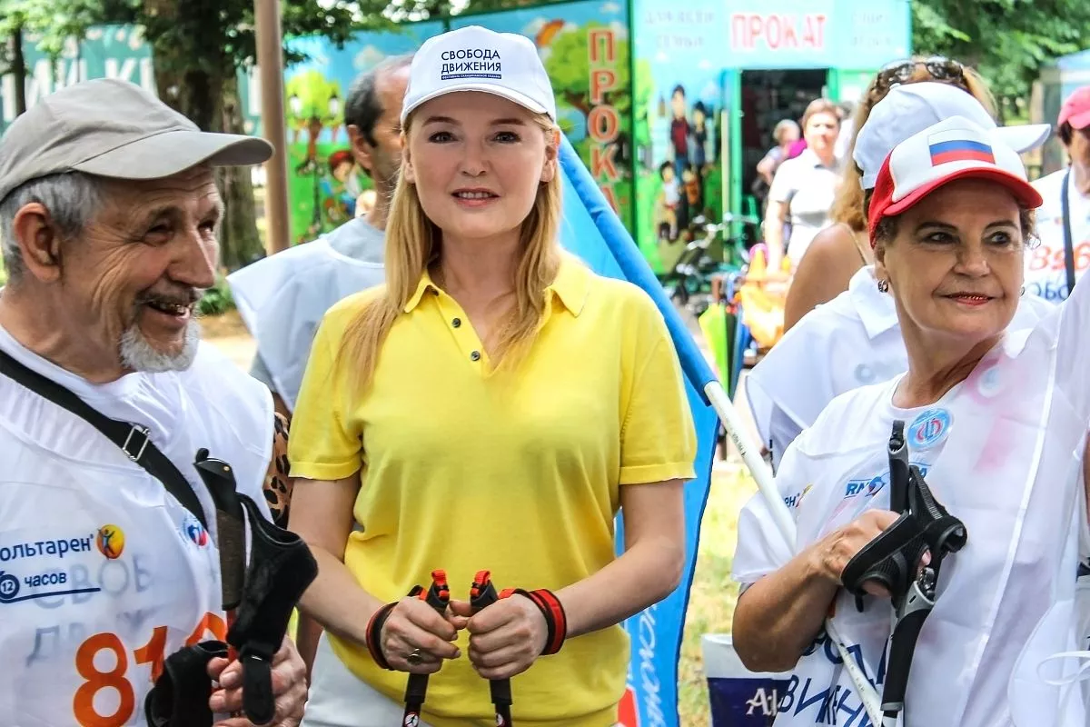 В России скандинавской ходьбой постоянно занимаются не менее 4 млн человек. В России скандинавской ходьбой постоянно занимаются не менее 4 млн человек.