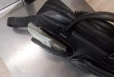 В аэропорту Краснодара таможенники изъяли у двух пассажиров из Дубая 30 тыс. долларов