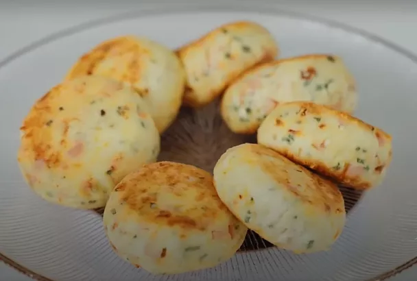 Такая нежнятина! Эти сырники с творогом и ветчиной от шефа Ивлева готовятся на раз-два: яркий рецепт с вау-эффектом