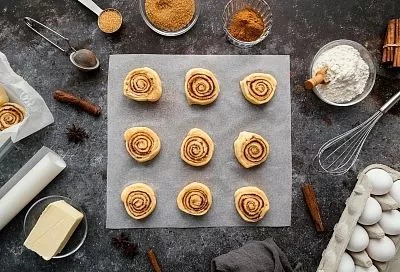 Таких хрустящих синнабонов и в кафе не найдете: рецепт нежнейших булочек с корицей
