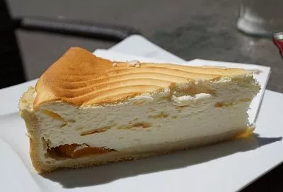 Покупаю творог и сыр, смешиваю их со сгущенкой и получается такой вкусный чизкейк, что слюнки текут от одного запаха