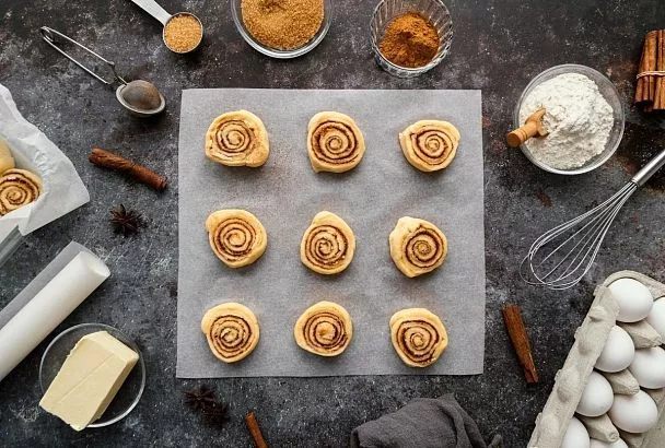 Таких хрустящих синнабонов и в кафе не найдете: рецепт нежнейших булочек с корицей
