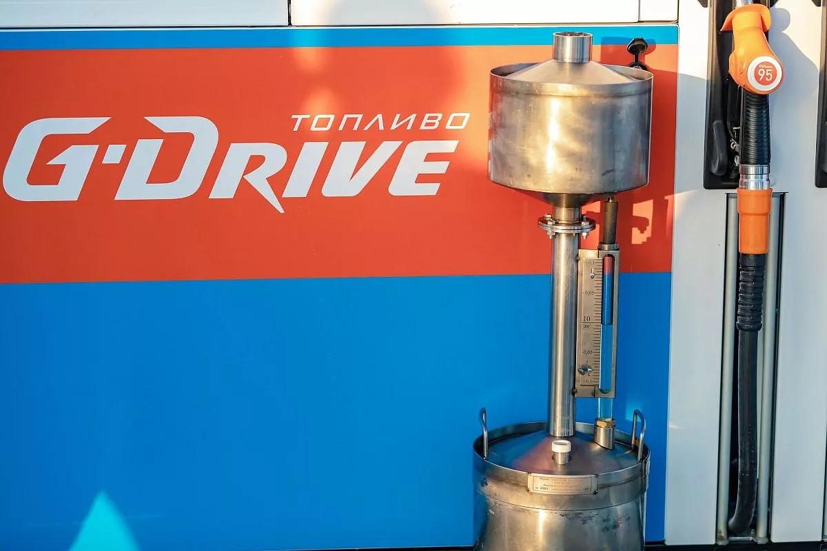 С помощью специального эталонного мерника автомобилисты могут проверить точность работы колонки.