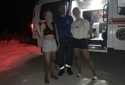 Спасатели эвакуировали двух девушек с застрявшего на берегу сухогруза «Рио» под Геленджиком
