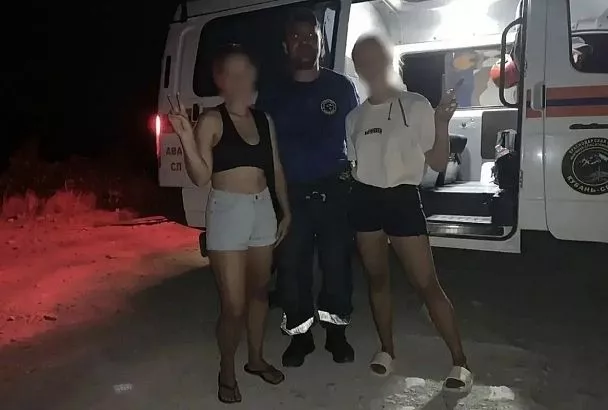 Спасатели эвакуировали двух девушек с застрявшего на берегу сухогруза «Рио» под Геленджиком