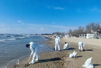 Уборку выброса нефтепродуктов на центральном пляже Анапы планируют завершить в течение суток 