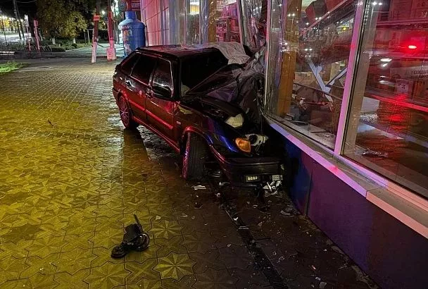 На Кубани 18-летний водитель протаранил на «Ладе» стену магазина