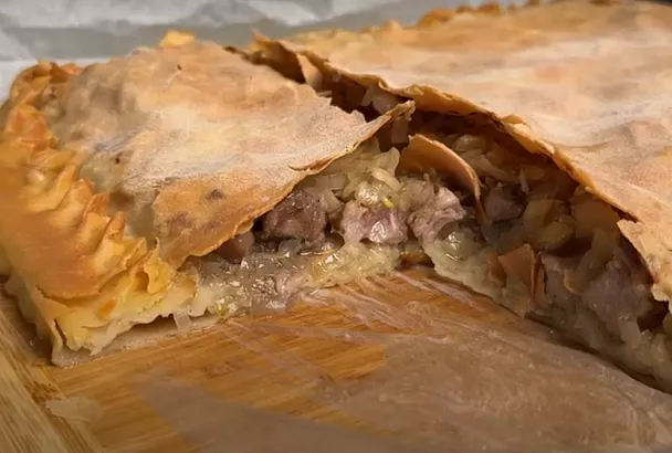 Звучит уже вкусно! Сочный мясной пирог за 90 минут: Лёгкий рецепт с нежным фаршем и хрустящим тестом – идеальный ужин