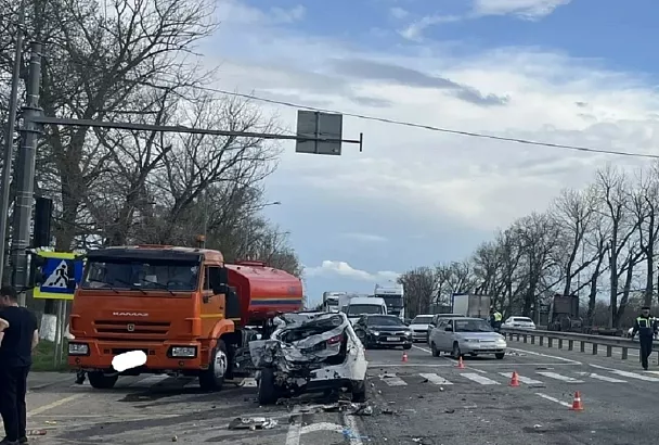 Водитель «КамАЗа» устроил массовую аварию на федеральной трассе в Краснодарском крае. Есть пострадавшие