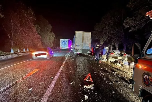 Два человека погибли при столкновении фуры и легковушки в Краснодарском крае
