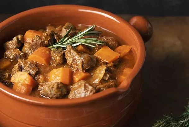 Не просто еда, а мир уюта и тепла: приготовь это ароматное мясо в горшочках, и семья расцелует твои руки