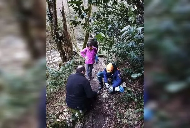 Спасатели эвакуировали из ущелья в Сочи туриста с травмой ноги