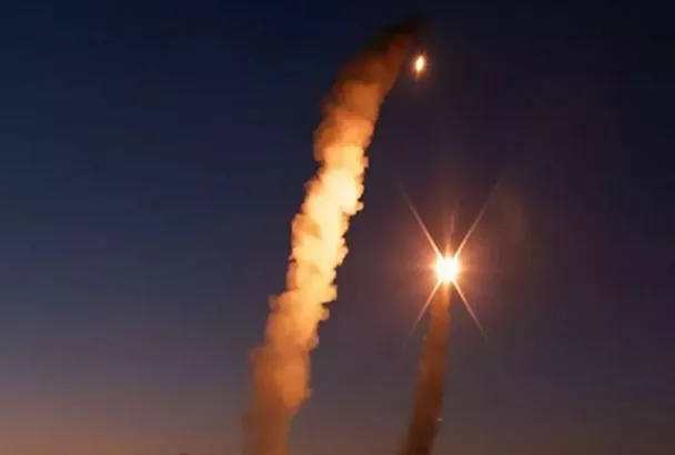 Заявления Ван И о боевых действиях на Ближнем Востоке, конкурс красоты БРИКС, новые уловки мошенников: главное к утру 8 марта