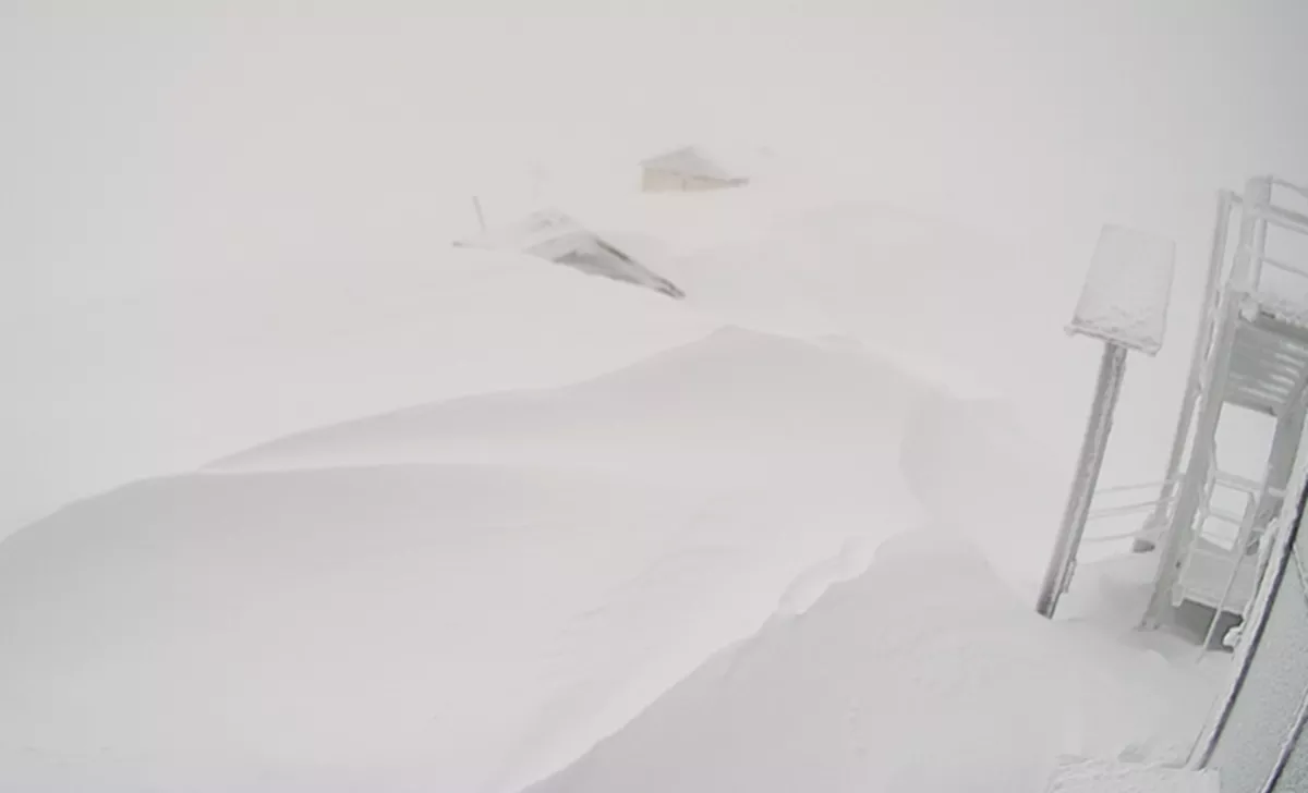 Завалило снегом: двухметровые сугробы выросли в горах под Сочи