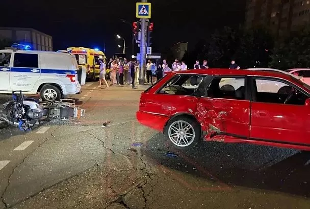 Не заметил при повороте: водитель иномарки отправил в больницу мотоциклиста в Краснодаре
