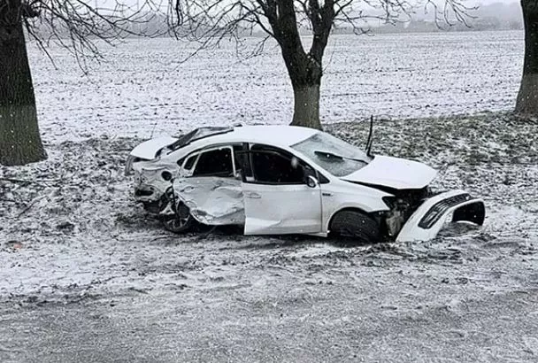 Volkswagen занесло на «Ладу» на мокрой дороге в Краснодарском крае. 4 человека в больнице