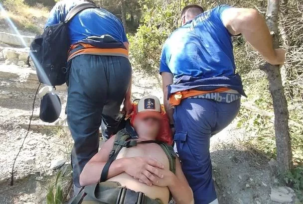 Спасатели эвакуировали травмированного туриста из Москвы с дикого пляжа в Геленджике