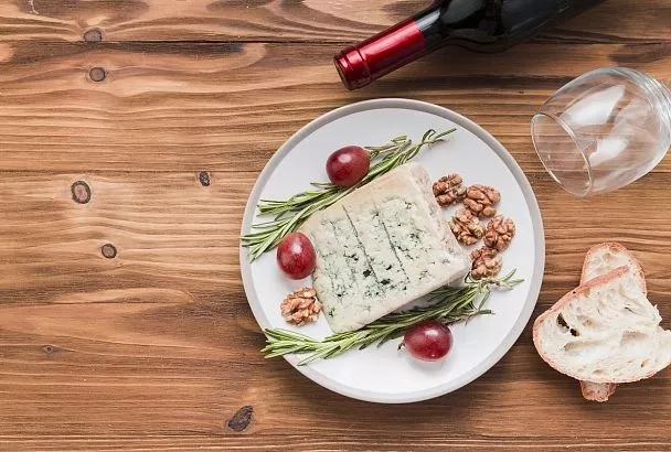 Наслаждайтесь понемногу! Что произойдет, если сыр с плесенью есть столько, сколько хочется?