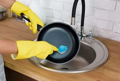 Расскажите будущей свекрови об этом методе избавления сковородок от многолетнего нагара и станете ее любимой невесткой