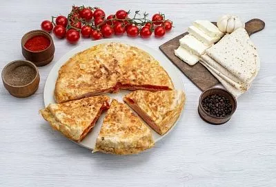 Иду в гости не с пустыми руками, а за полчаса пеку шикарный пирог с помидорной начинкой. Все друзья его просто обожают и специально заказывают