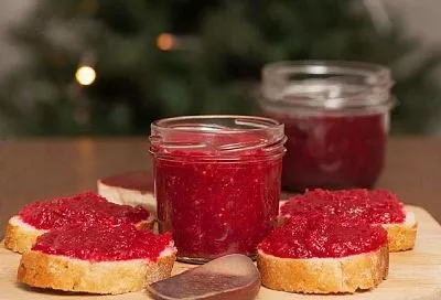 Свеклу натерла, смешала с морковкой и томатной пастой и шикарная икра готова. Подойдет как для веганских бутербродов, так и заправки борща