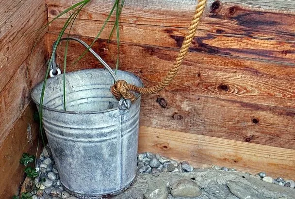 Закопал ведро так — и забыл о поливе: сижу отдыхаю, а соседи таскают лейки