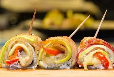 Шикарная закуска за полчаса: сытные и красивые рулетики из кабачков и ветчины